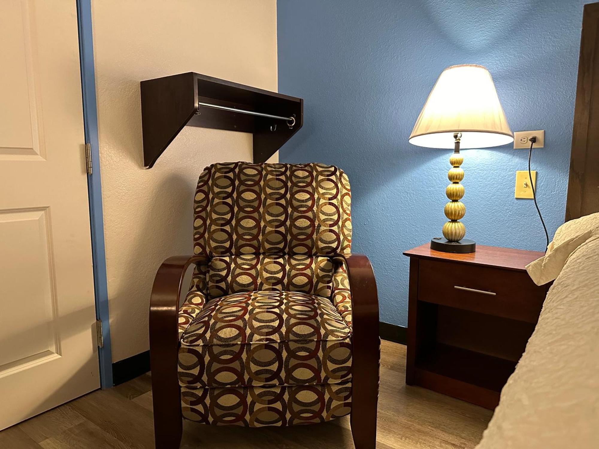 American Inn & Suites Bishop Airport פלינט מראה חיצוני תמונה