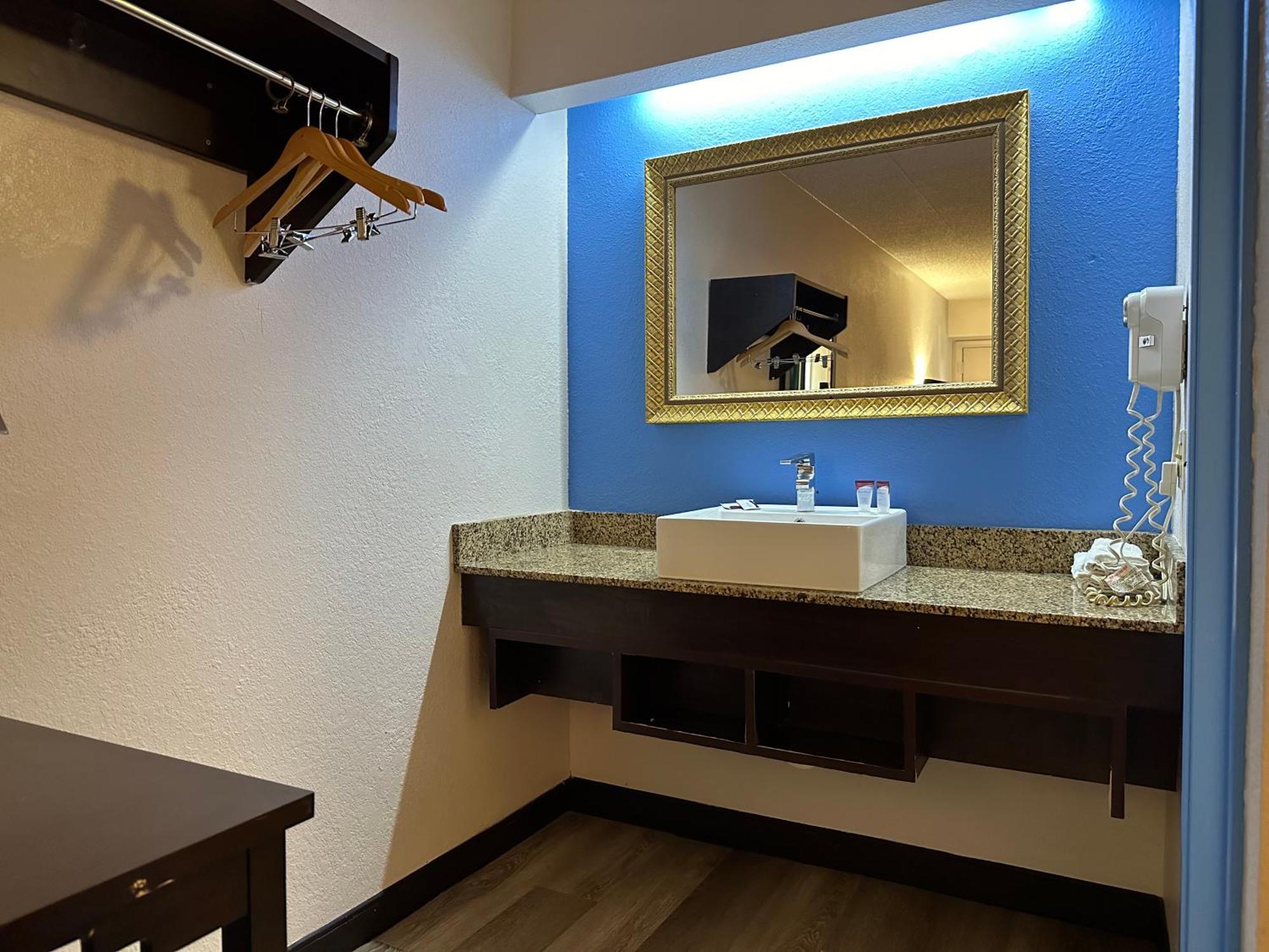 American Inn & Suites Bishop Airport פלינט מראה חיצוני תמונה