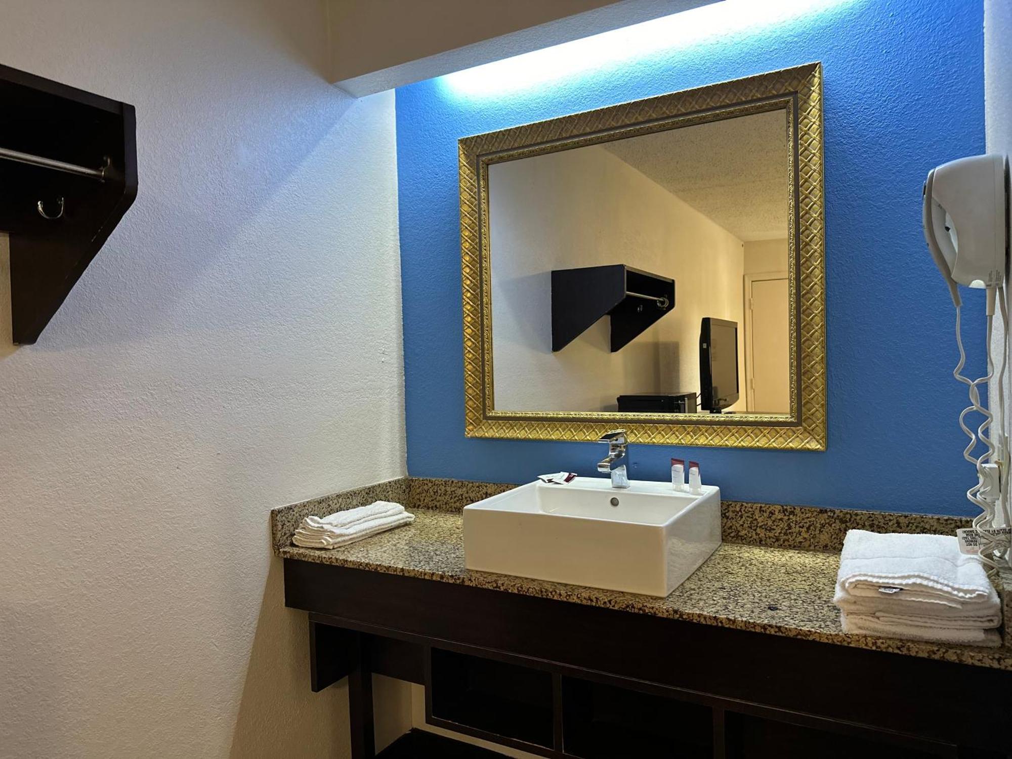 American Inn & Suites Bishop Airport פלינט מראה חיצוני תמונה