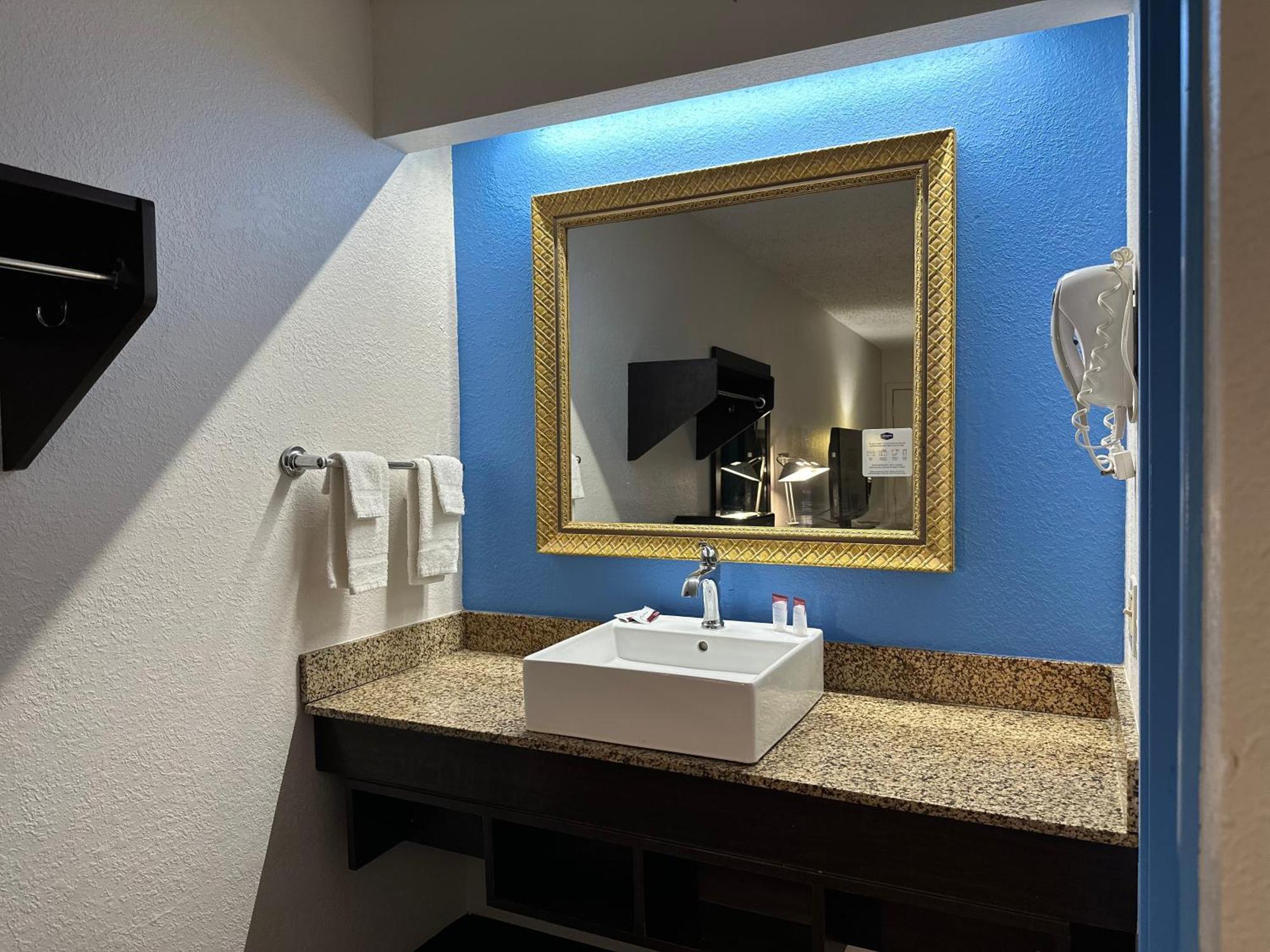 American Inn & Suites Bishop Airport פלינט מראה חיצוני תמונה